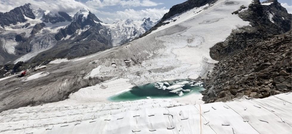 Teloni bianchi stesi sul ghiacciao del Corvatsch per proteggerlo dallo scioglimento Keystone / Arno Balzarini